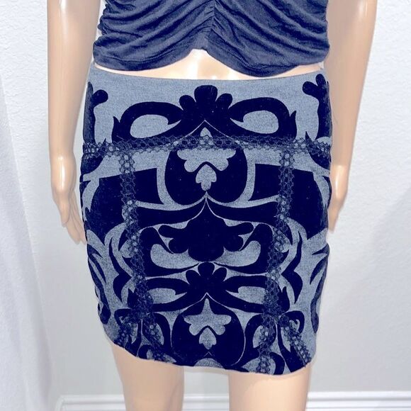 Free People  textured geometrical mini skirt 70% polyester 25% rayon,5% spandex. - Picture 1 of 9